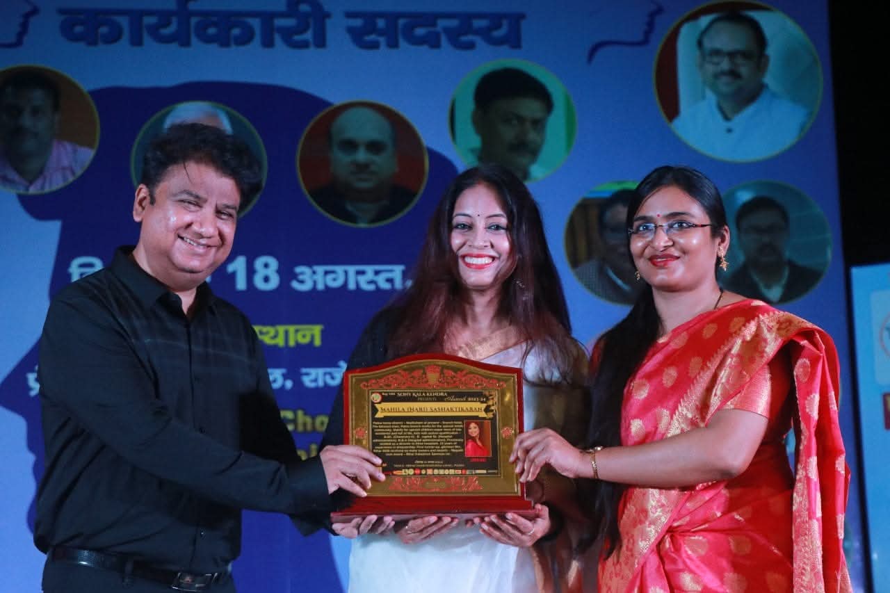 Mrs. Jyoti Das receiving Magadh Icon Award
